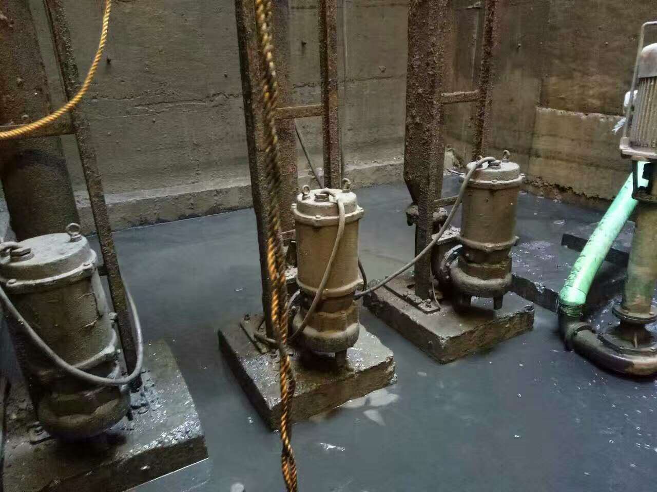 五龙口镇污水池清理