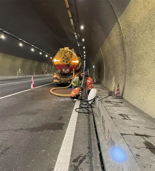 五龙口镇隧道排水渠清淤